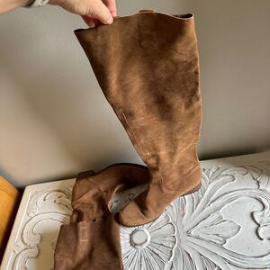 Hugo Boss textured knee high leather boot size 39
